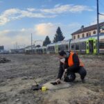 geologo esegue rilievo freatimetrico in stazione