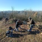 due persone eseguono prove penetrometriche all'aperto